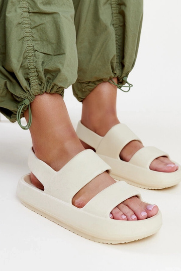 Beżowe sandały Attiana