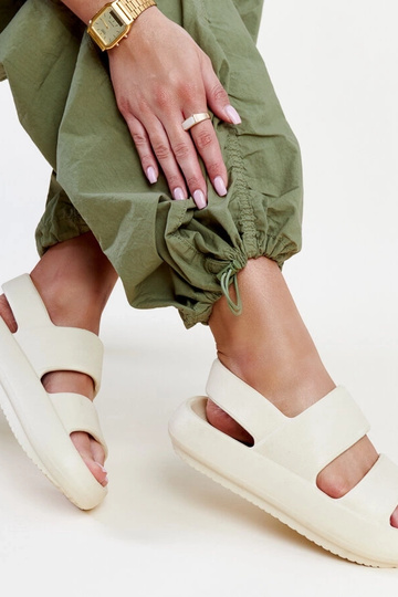 Beżowe sandały Attiana 2