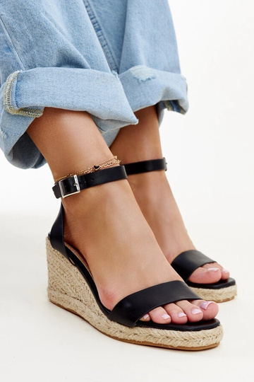 Czarne sandały na koturnie... 2