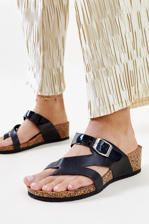 Czarne metaliczne klapki na koturnie...