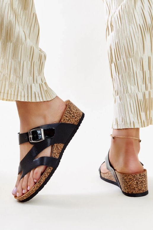 Czarne metaliczne klapki na koturnie...