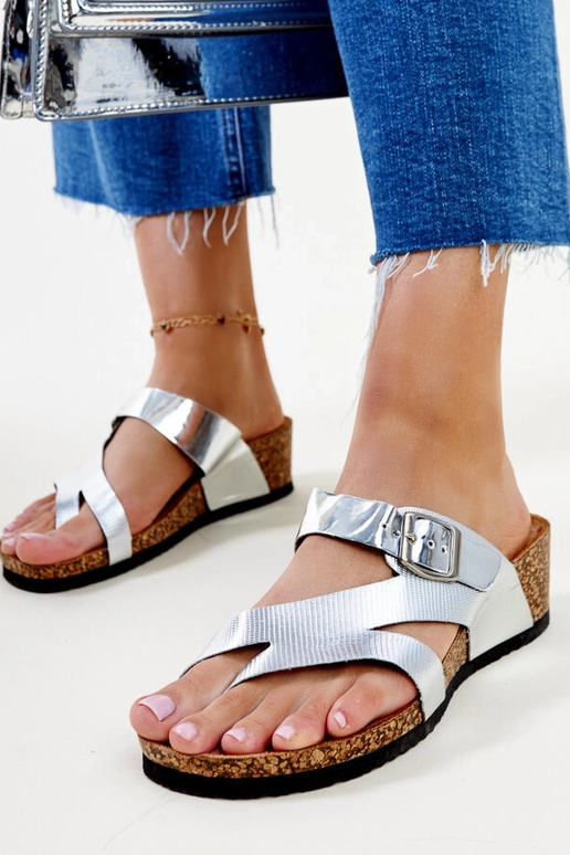 Srebrne metaliczne klapki na koturnie...