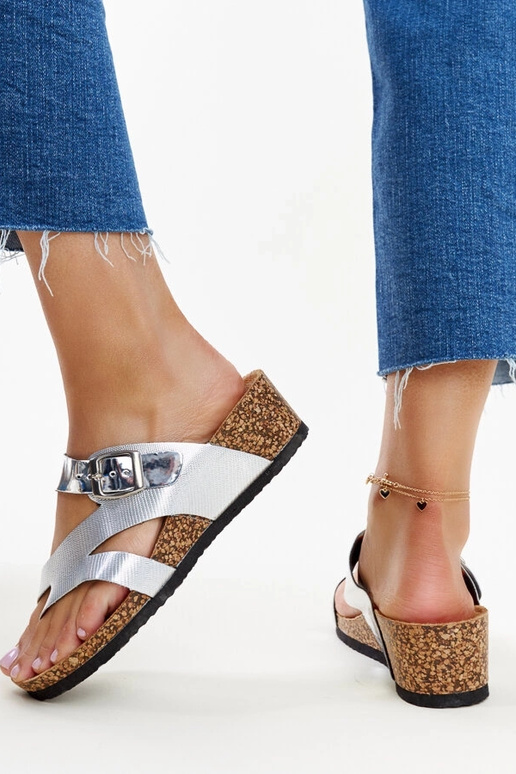 Beżowe klapki z łańcuchem Levy