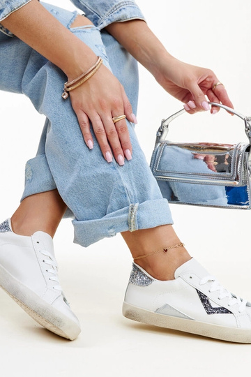 Białe sneakersy z efektem ,,znoszenia'' Gombola