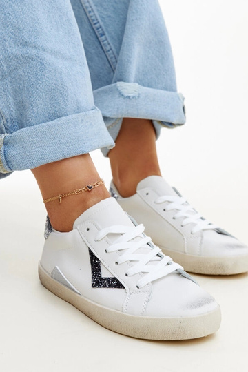 Białe sneakersy z efektem ,,znoszenia'' Gombola 2