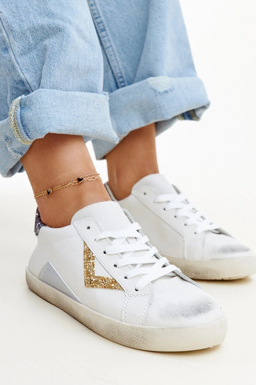 Białe sneakersy z efektem ,,znoszenia'' Gombola