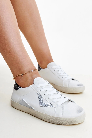 Białe sneakersy z efektem ,,znoszenia'' Gombola
