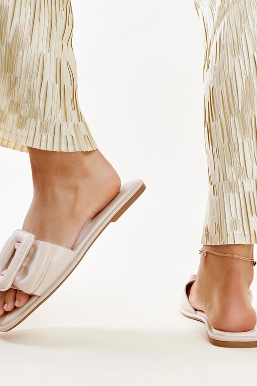 Beżowe klapki z klamerką Ganema