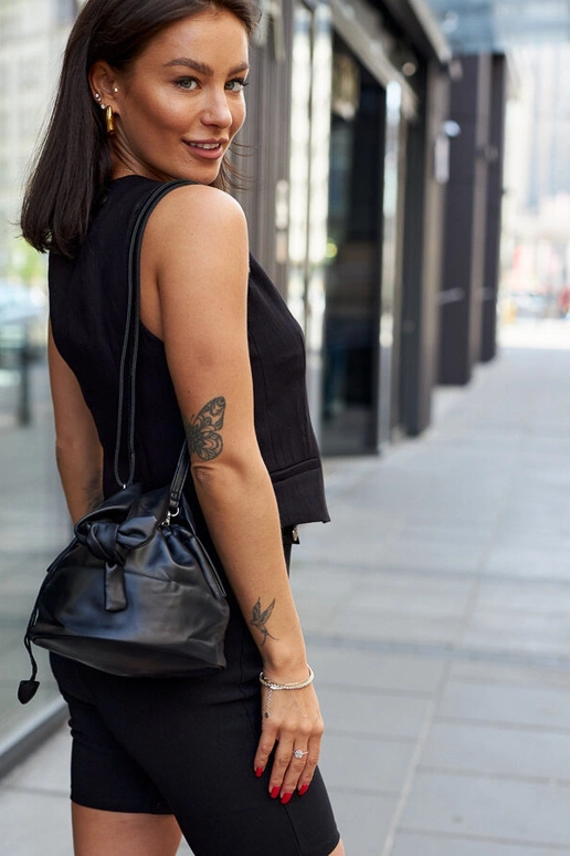 Czarna mała torebka typu ,,worek ''...