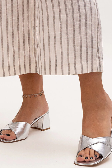 Black slippers with fur... 2