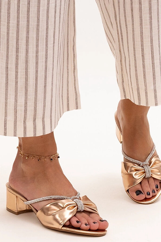 Klapki na słupku zdobione cyrkoniami...