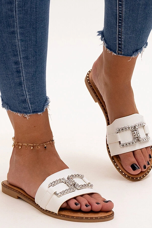 Białe klapki z ozdobną klamerką Rochaela