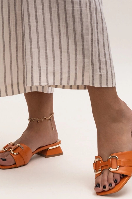 Klapki na niskim obcasie z ozdobną...