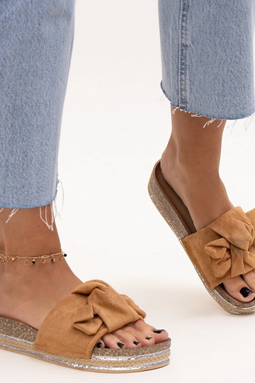 Brązowe klapki na masywnej...