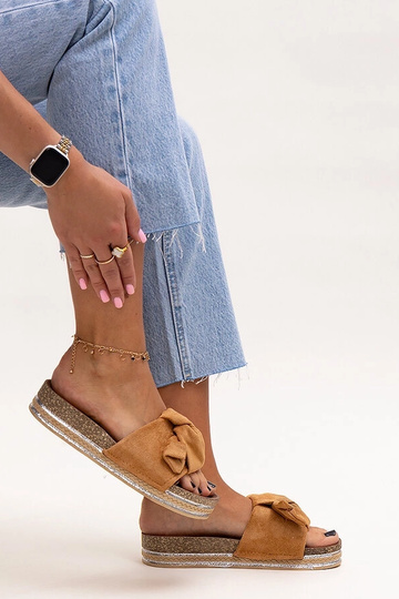 Brązowe klapki na masywnej... 2