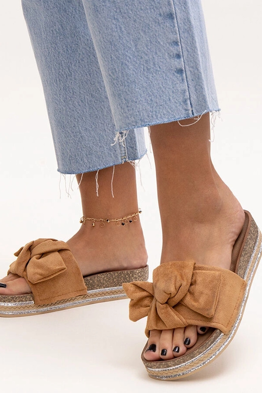 Brązowe klapki na masywnej podeszwie...