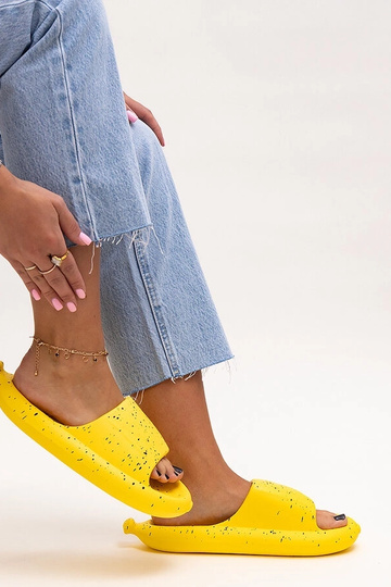 Black slippers with fur... 2