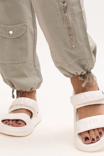 Białe sandały piankowe z...