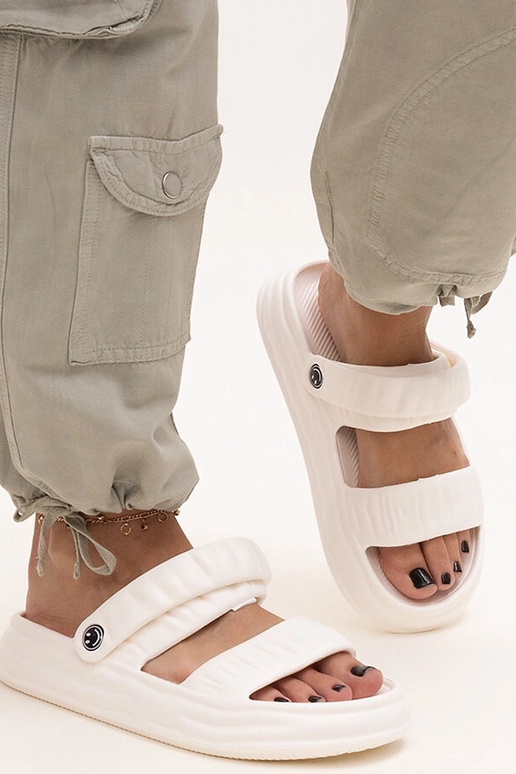 Białe sandały piankowe z marszczeniem...