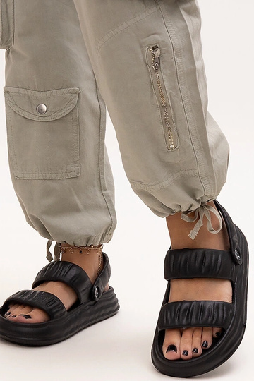 Czarne sandały piankowe z...