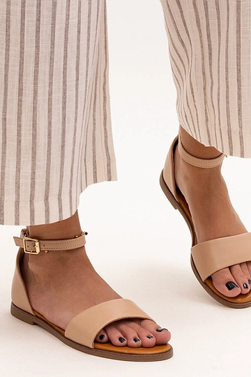 Beżowe sandały z zakrytą... 2