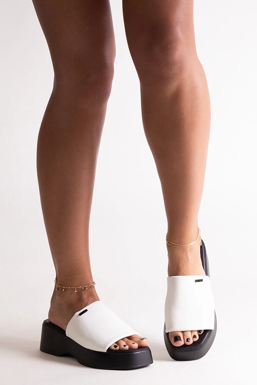 Białe klapki na platformie Big Star...