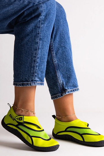 Sportowe żółte buty do wody...