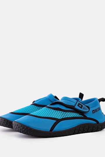Niebieskie dziecięce buty...