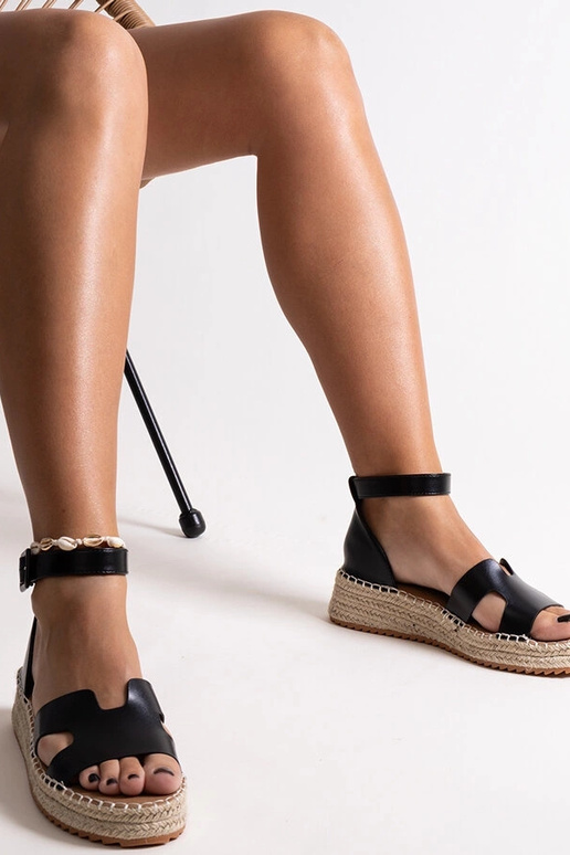 Czarne sandałki na koturnie Laurencia