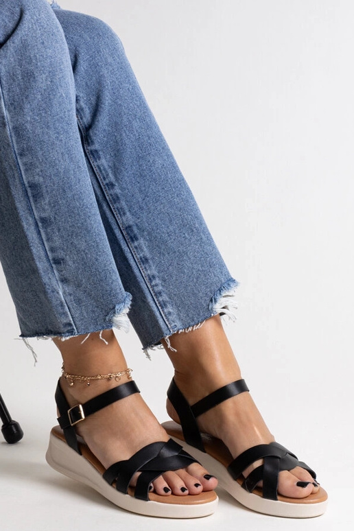 Czarne sandałki na niskiej koturnie...