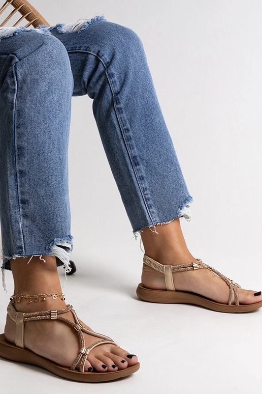 Złote sandałki zdobione cyrkoniami...