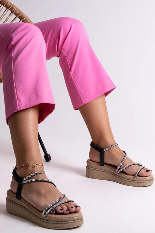 Błyszczące sandałki na niskiej...