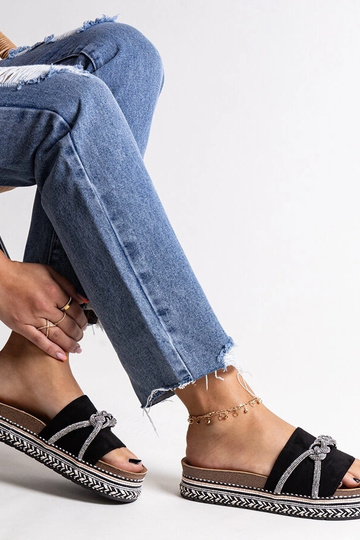 Czarne klapki ozdobione...