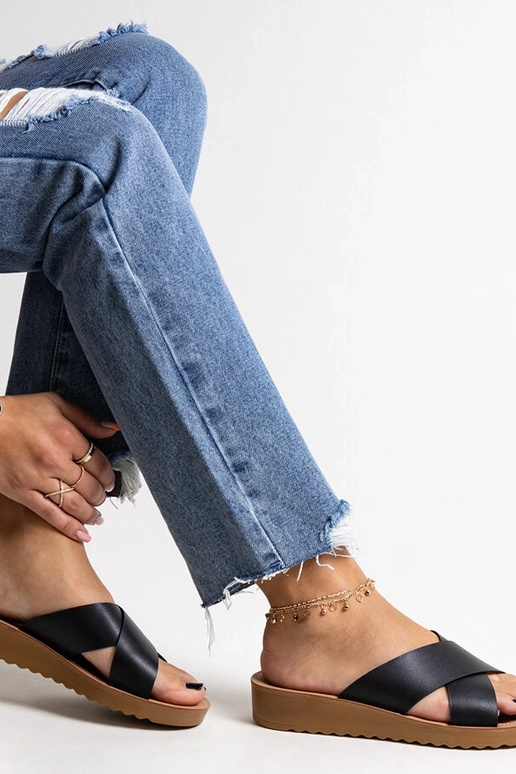 Czarne klapki na koturnie z ecko...