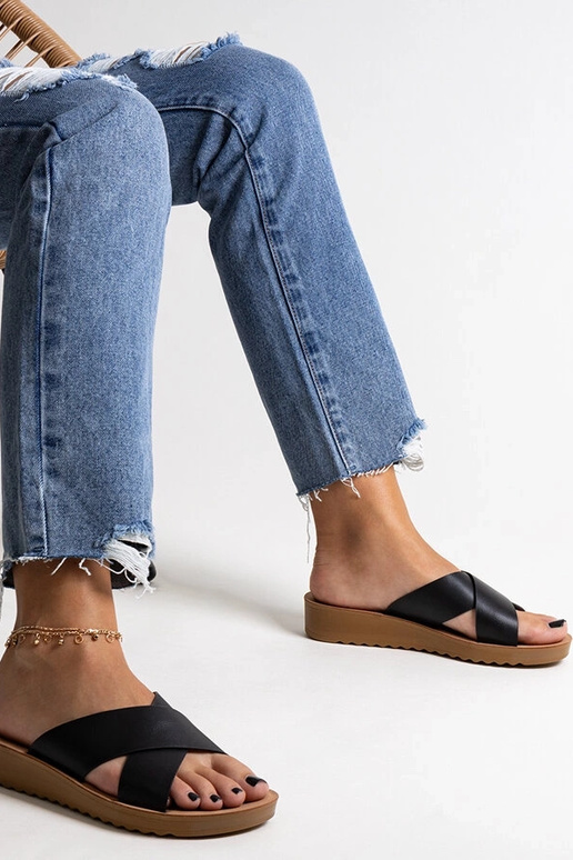 Czarne klapki na koturnie z ecko...