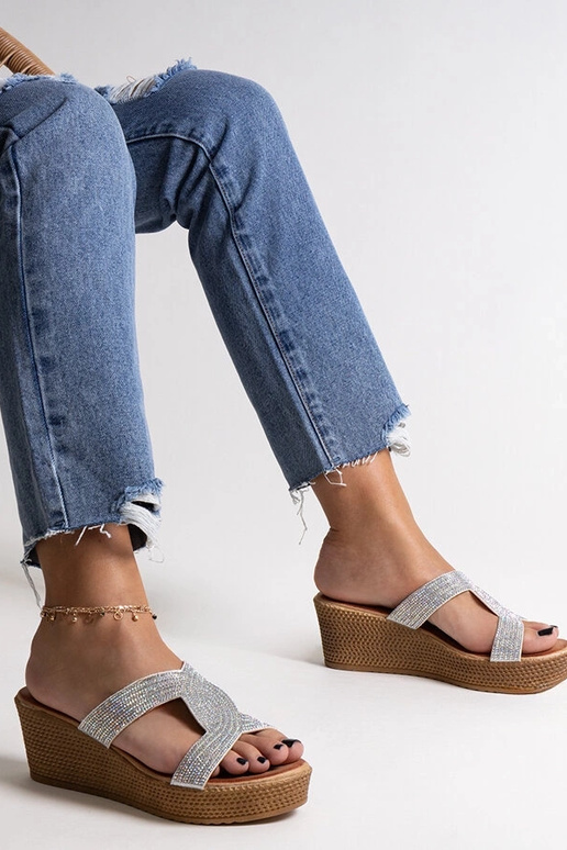 Srebrne klapki na koturnie z...