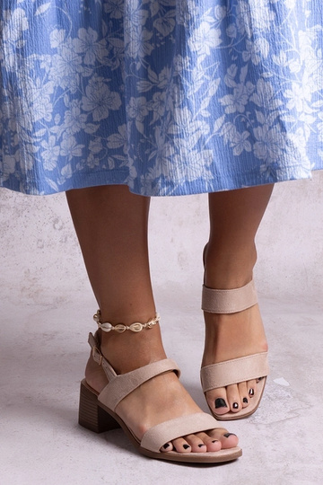 Beżowe sandałki na słupku...