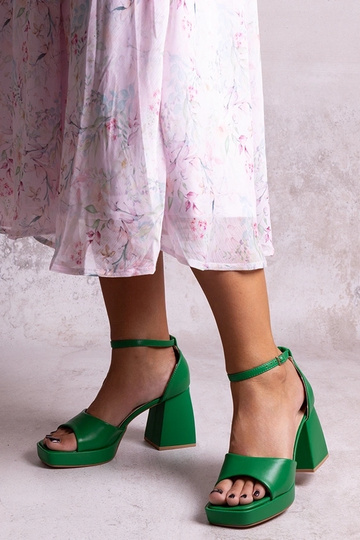Zielone sandałki na słupku...
