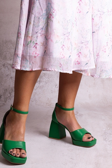 Zielone sandałki na słupku... 2