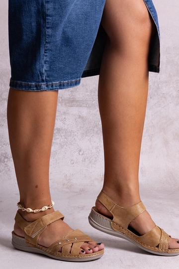 Brązowe sandały na...