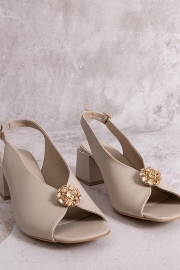 Beżowe sandały na słupku...