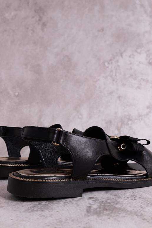 Czarne sandały z kokardką i cyrkonią...