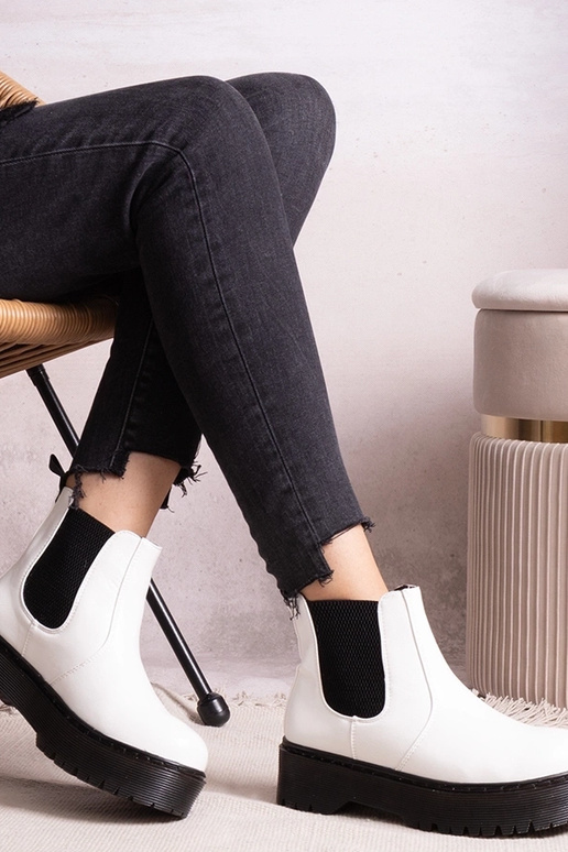 Białe botki na platformie Lessaya Białe botki na platformie Lessaya