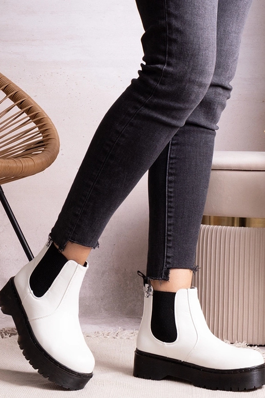 Białe botki na platformie Lessaya Białe botki na platformie Lessaya