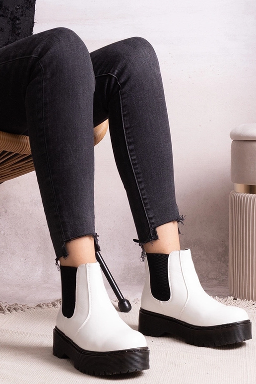 Białe botki na platformie Lessaya Białe botki na platformie Lessaya