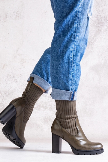 Zielone botki na słupku z...