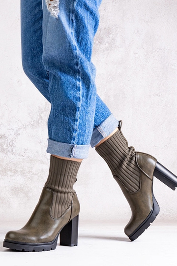 Zielone botki na słupku z... 2