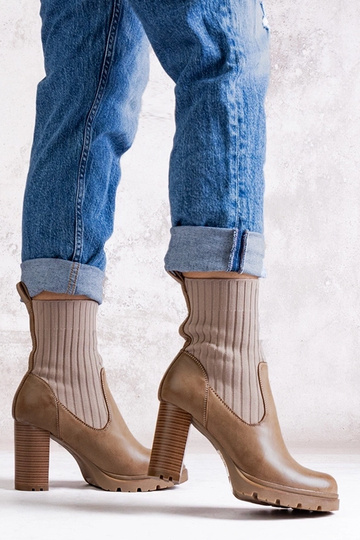 Ciemnobeżowe botki na...