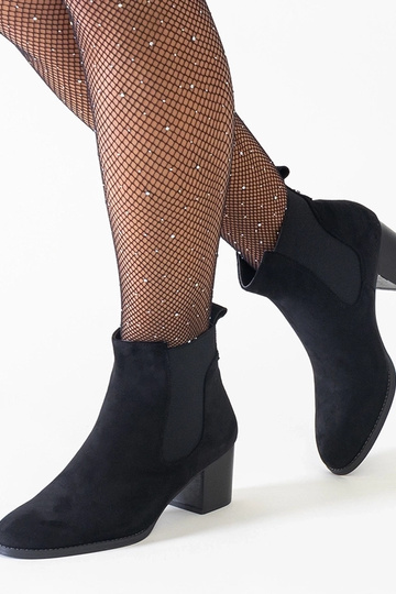 Czarne botki na słupku z...