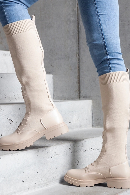 Beżowe wsuwane kozaki z materiałową...